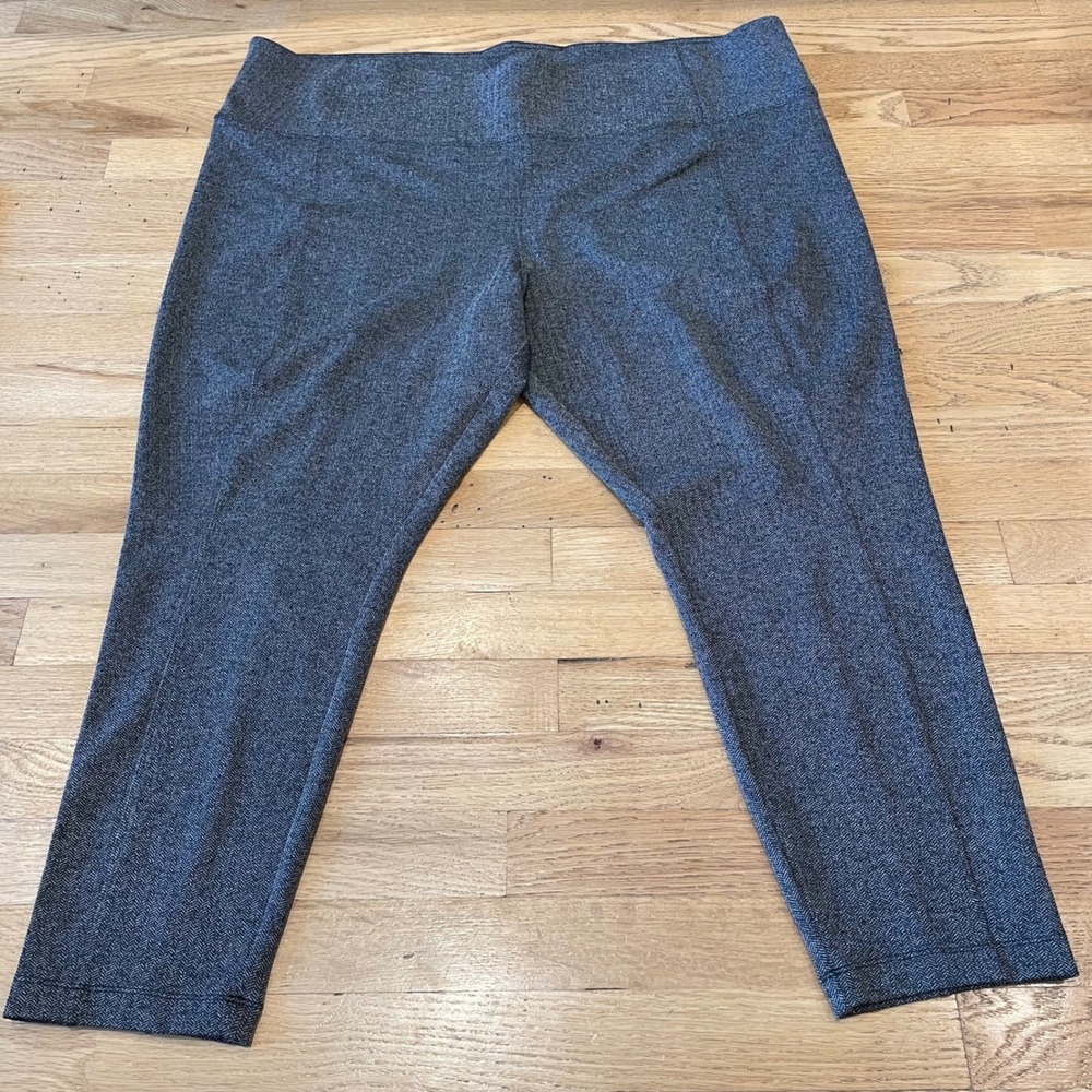 Womens Gray Capri Leggings Althleta Delancy Herringbone Athleisure Quiet Luxury